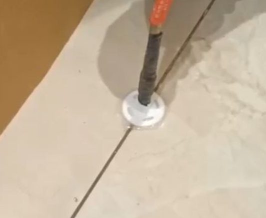 溆浦瓷砖空鼓维修公司专业解答瓷砖在铺贴过程中，如果没有涂抹均匀到位的粘结材料（如水泥砂浆或瓷砖胶），可能会导致以下问题