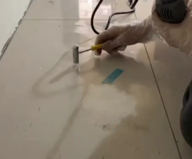 溆浦瓷砖开裂维修公司专业分享瓷砖在铺贴前如果没有沥干水分，将会导致以下问题